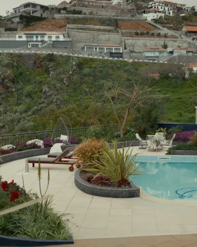 WIDE 2.00_00_27_10.Still069