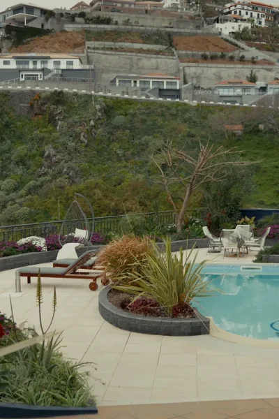 WIDE 2.00_00_27_10.Still069